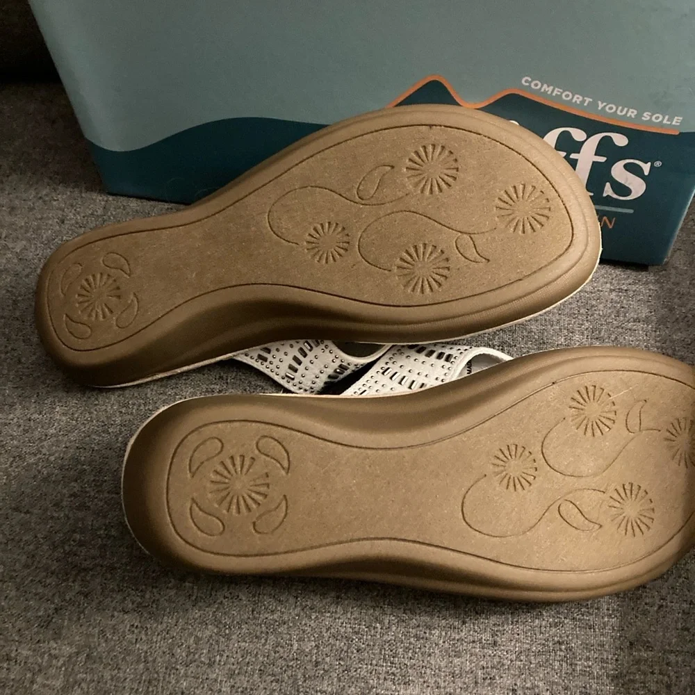 Cliffs by WHITE MOUNTAIN white Embellished Thong Sandals size 8-8.5 - Picture 7 of 9